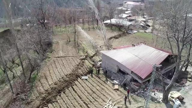 Depremin ardından 1,5 metre yükselen köy