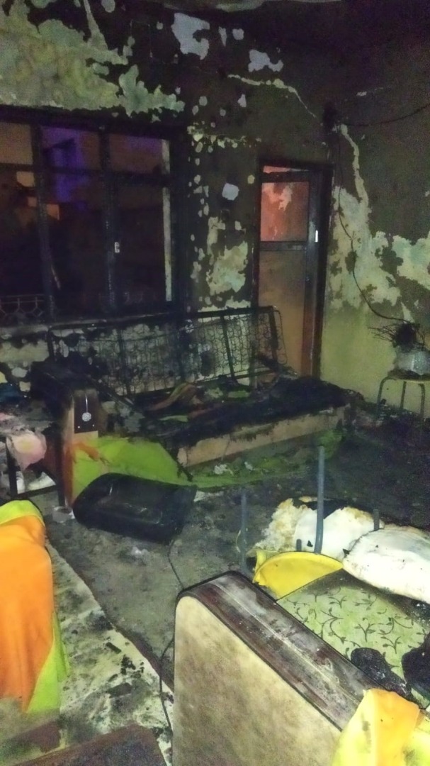Tarsus'ta 2 katlı ev alev alev yandı 