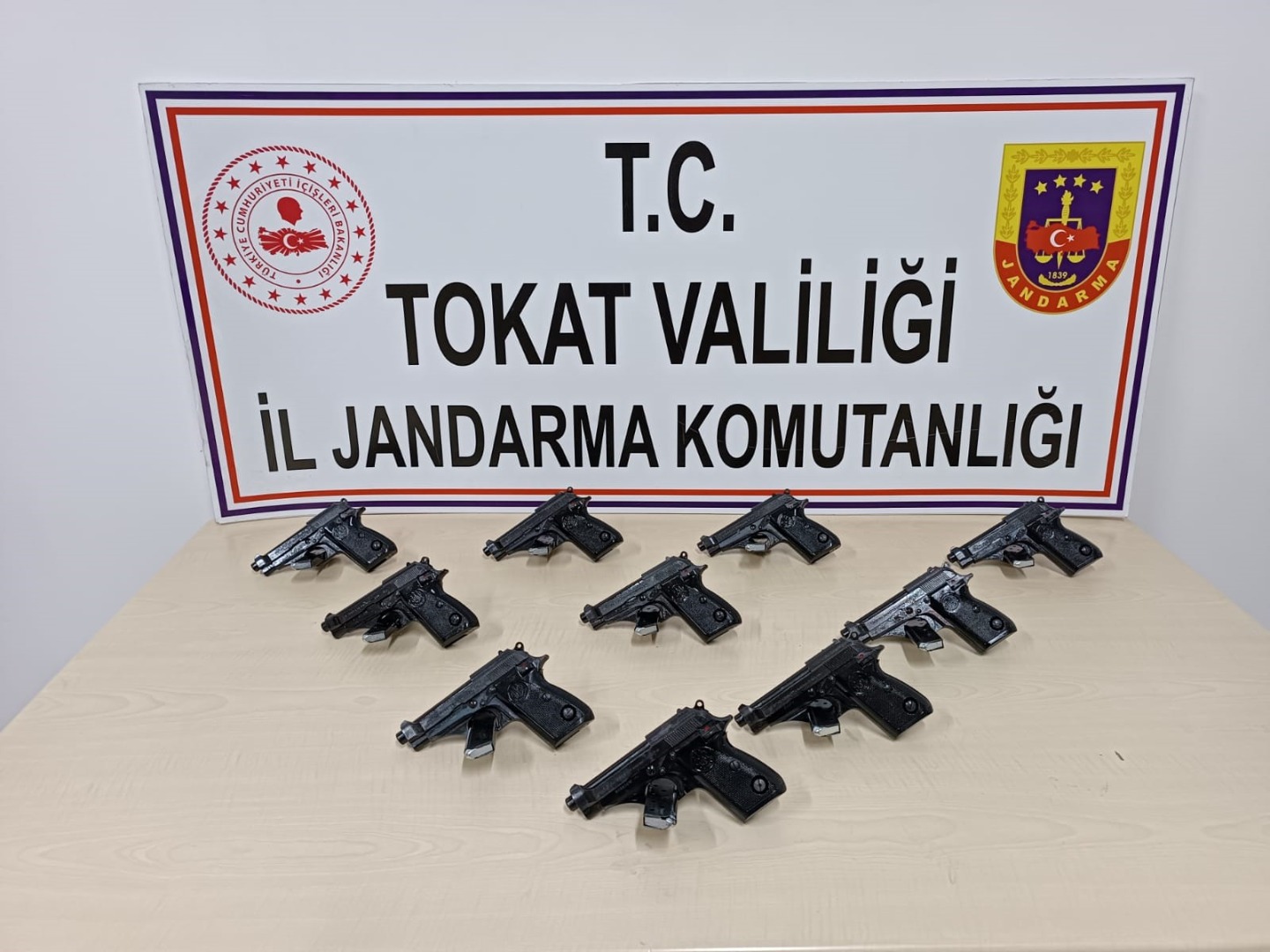 Tokat’ta kaçak silah operasyonu: 10 tabanca ele geçirildi