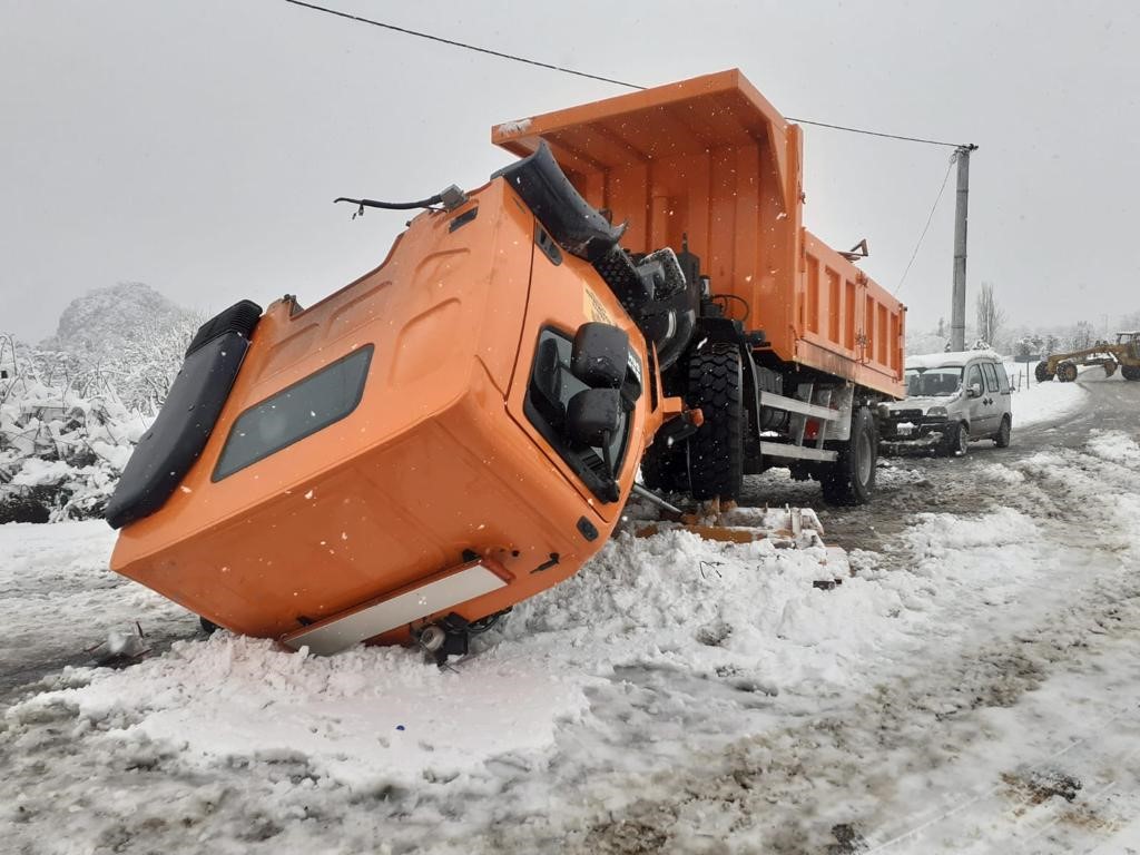 Kar küreme aracı kazaya karıştı: 2 yaralı