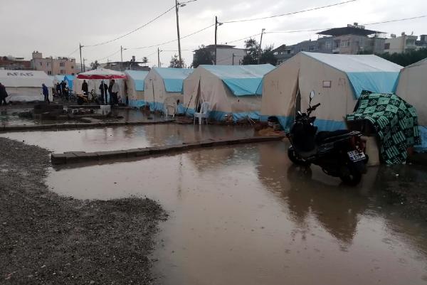 İskenderun'da çadır kent sular altında kaldı