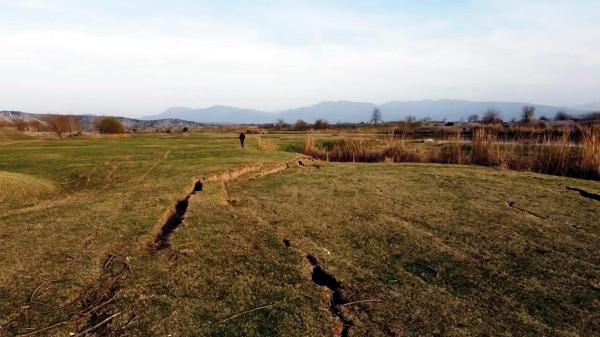 Ceyhan Nehri kıyısında deprem sonrası büyük yarıklar oluştu