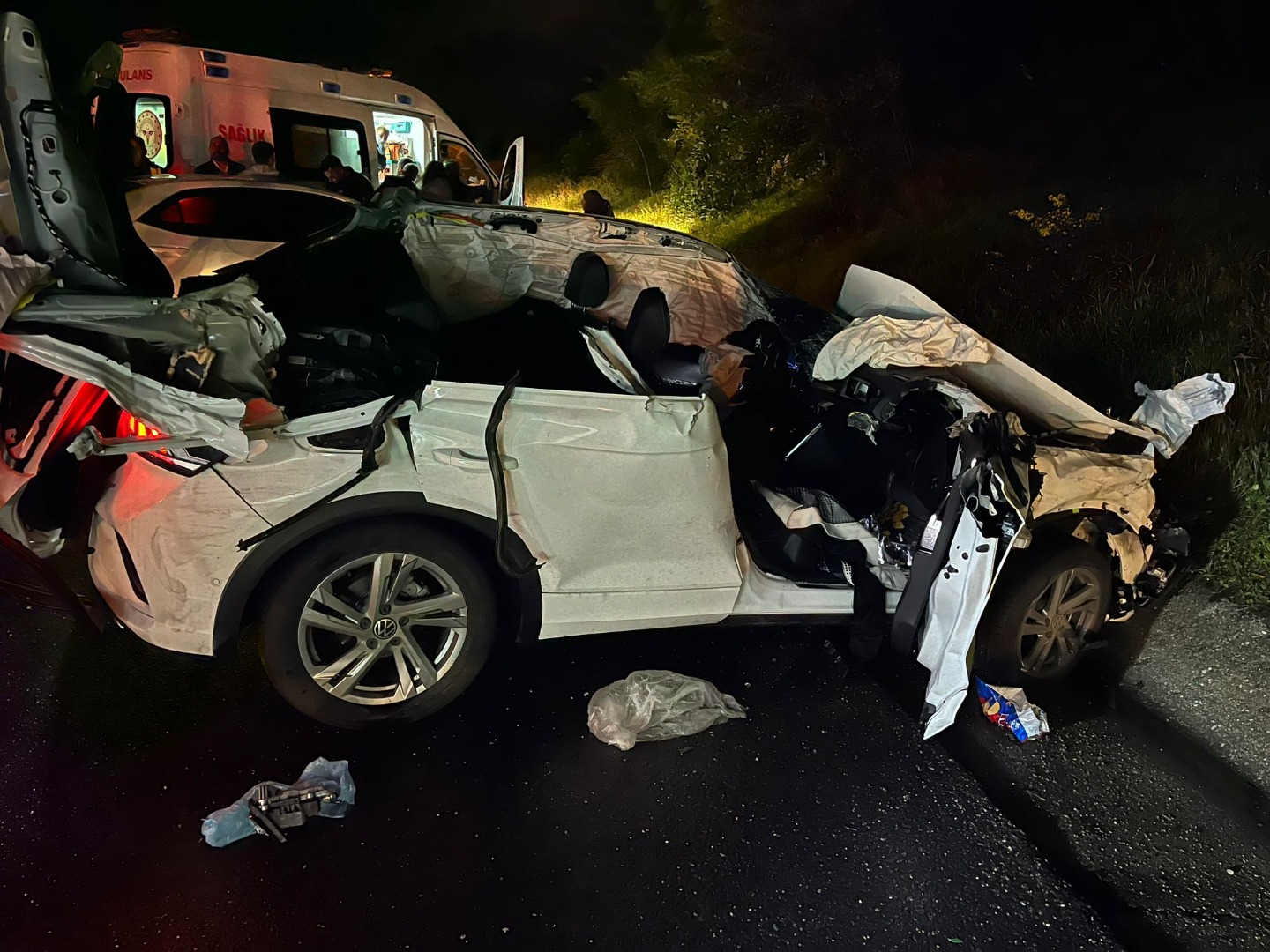 Mersin'de otomobil tıra çarptı: 1 ölü, 2 yaralı