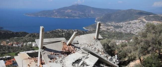 Turizm merkezinde kaçak yapılar yıkılıyor