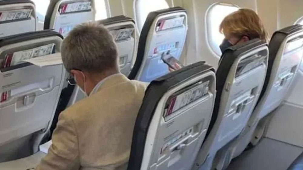 Merkel’in tatil fotoğrafı gündem oldu: Tarifeli uçakla gitti