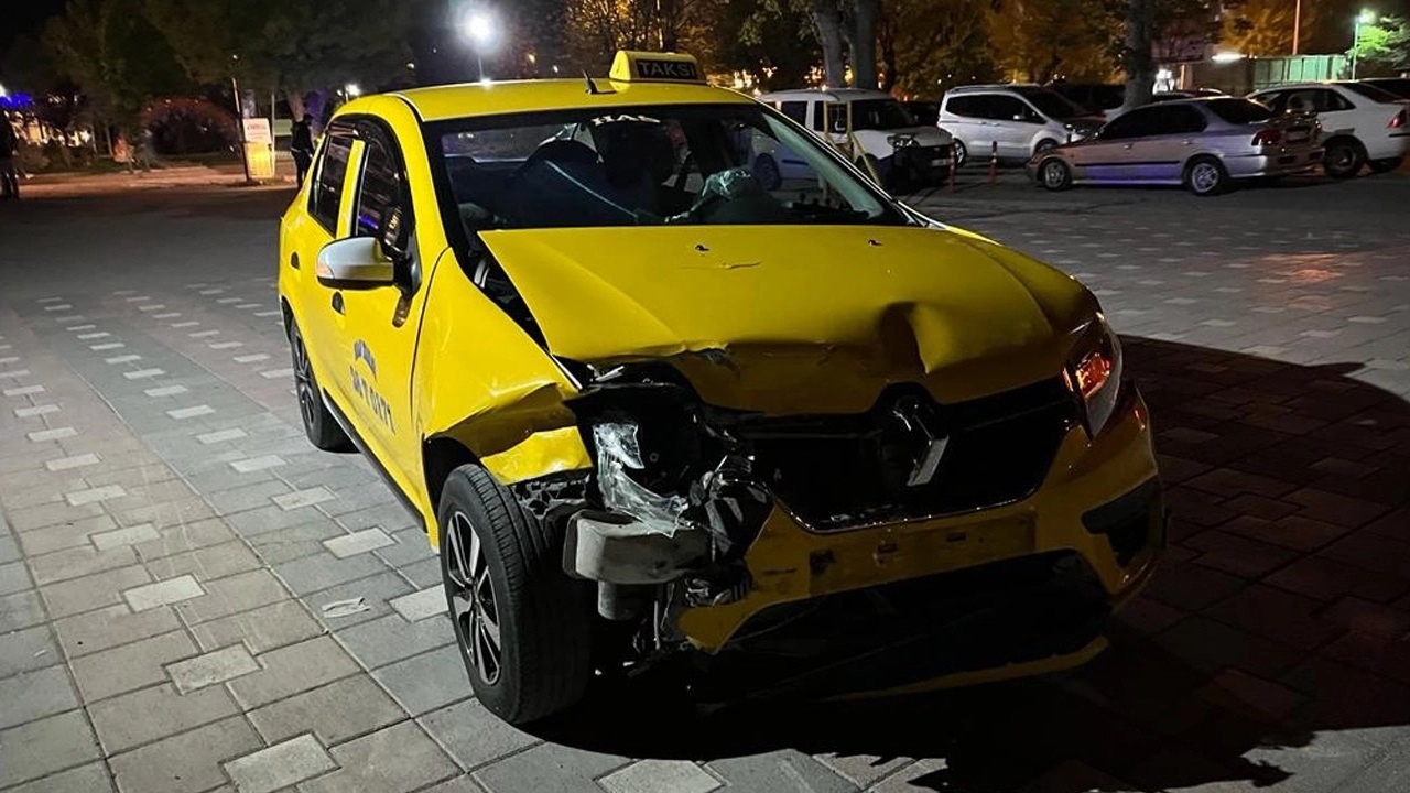 Erzurum'da iki taksi çarpıştı. 3 kişi yaralandı