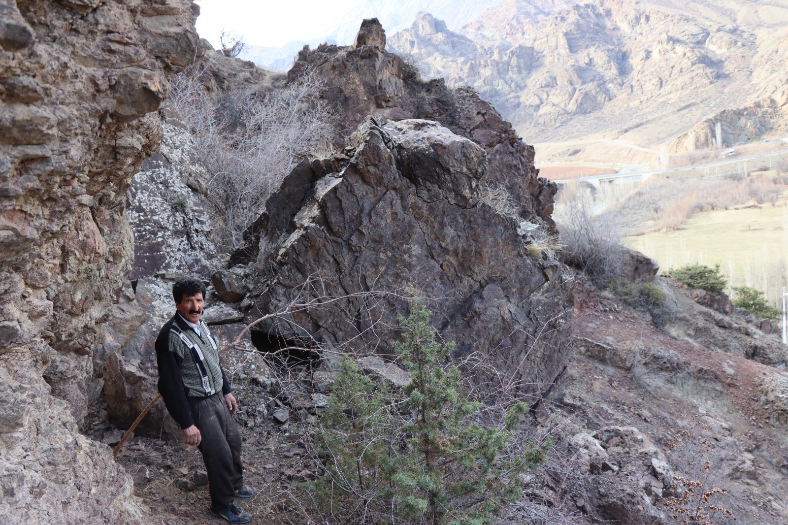Erzurum'da depremde kopan kaya parçası korkutuyor