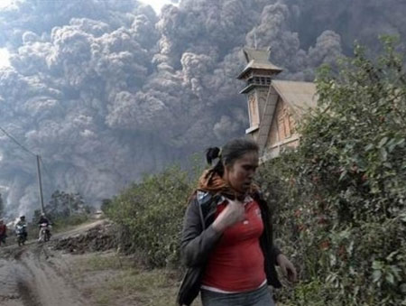 Endonezya'da yanardağ patladı: 11 ölü