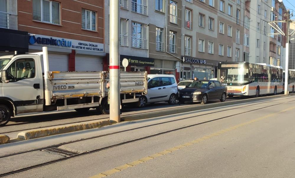 Tramvay yolunda kaza: Trafik felç oldu