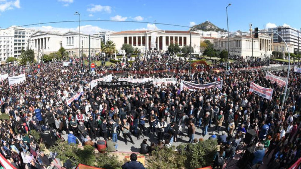 Yunanistan’da tren kazasına karşı büyük grev