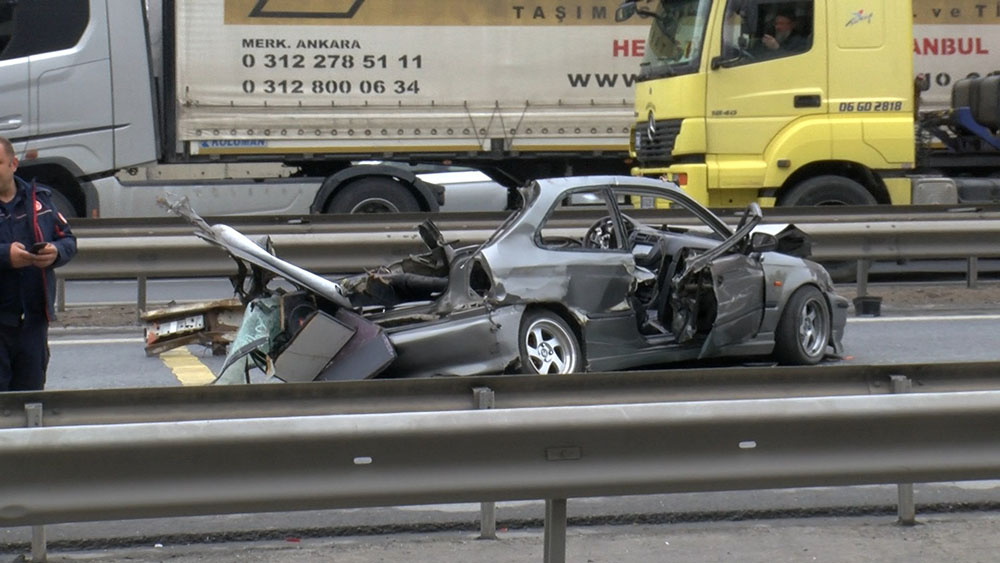 İstanbul’da feci kaza! Otomobil TIR’a arkadan çarptı: 3 ölü