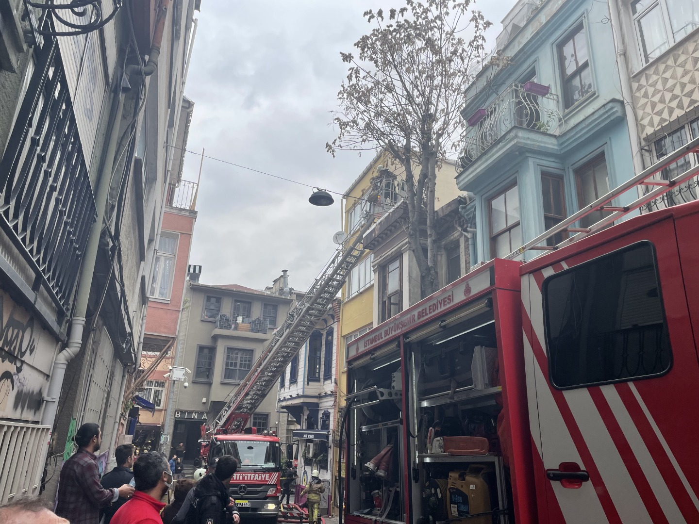 Kadıköy'de 2 katlı tarihi binada çıkan yangın söndürüldü