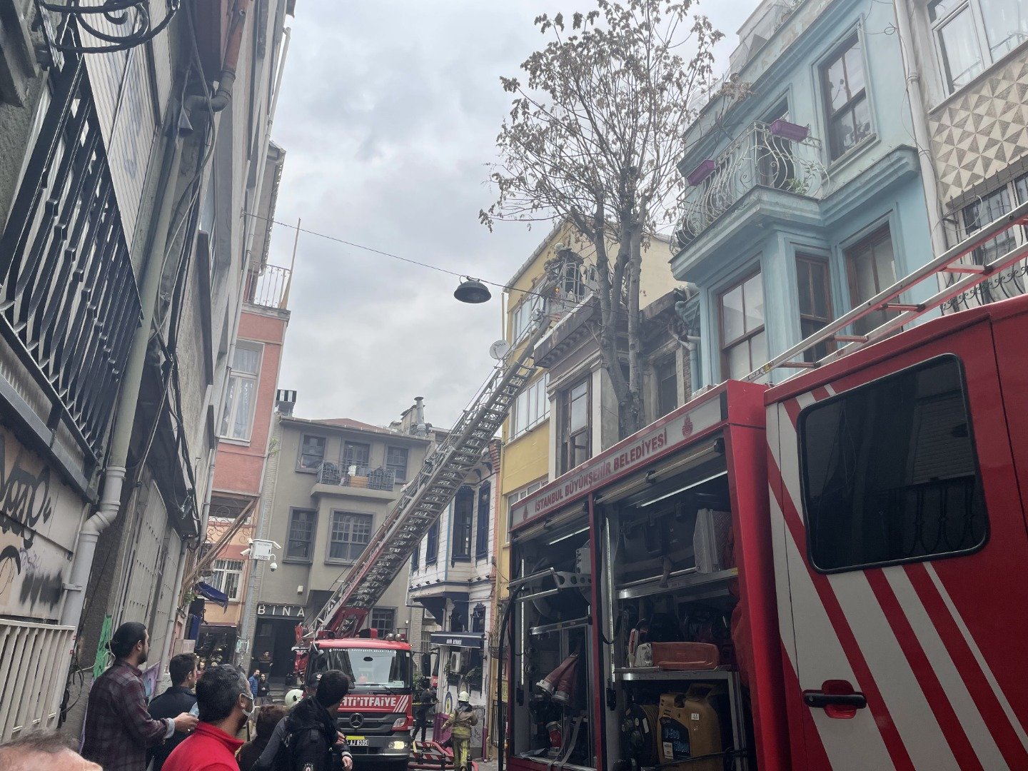 Kadıköy'de 2 katlı tarihi binada çıkan yangın söndürüldü