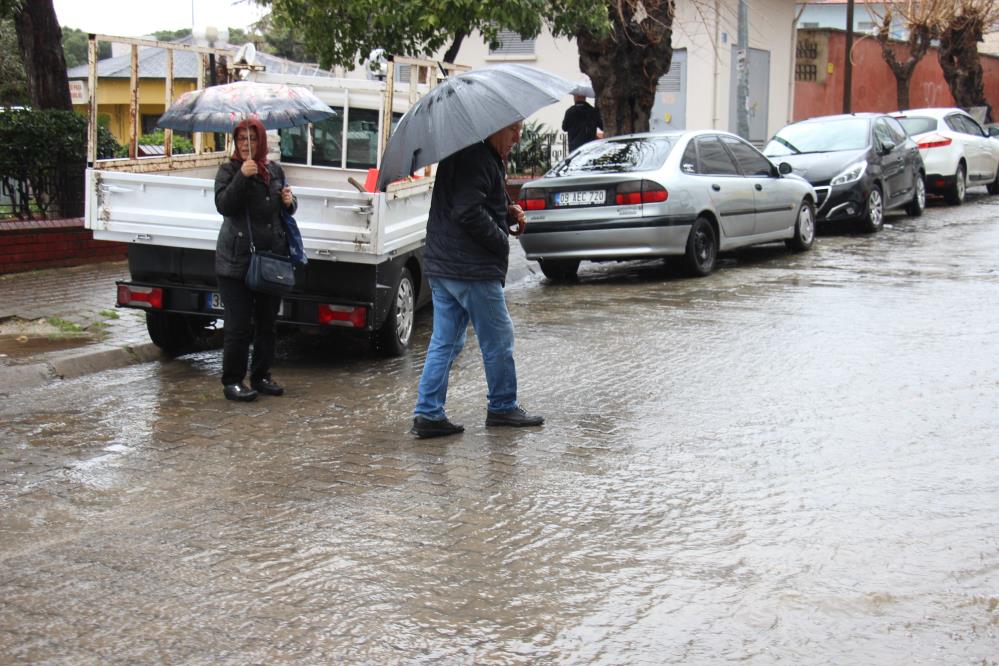 Aydın'daki sağanak yağış hayatı felç etti