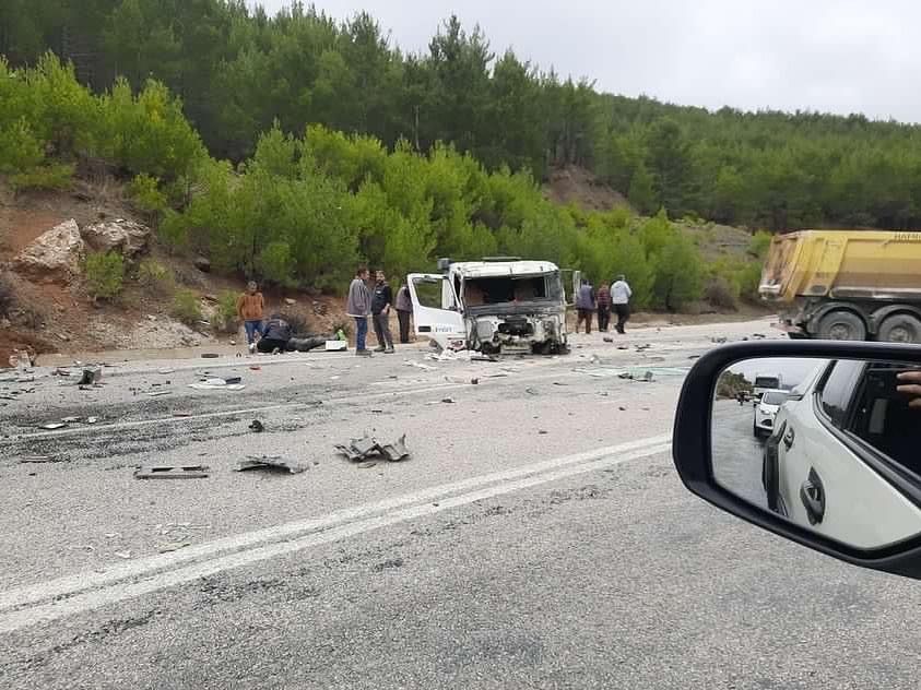 Muğla'da kamyonlar çarpıştı: 1 yaralı