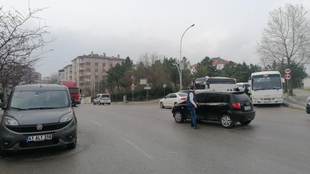 Gebze'de iki araç çarpıştı: 1 yaralı