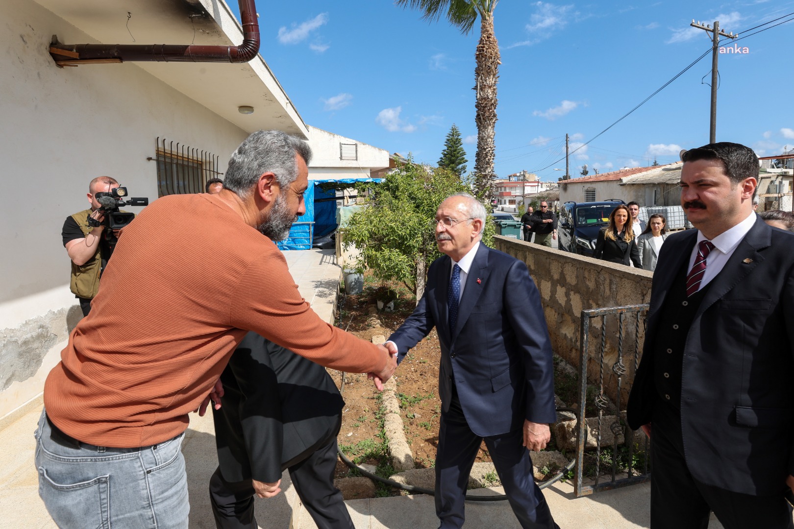 Kılıçdaroğlu ve eşi Selvi Kılıçdaroğlu, İsias Hotel'de hayatını kaybeden öğrencilerin ailelerini ziyaret etti