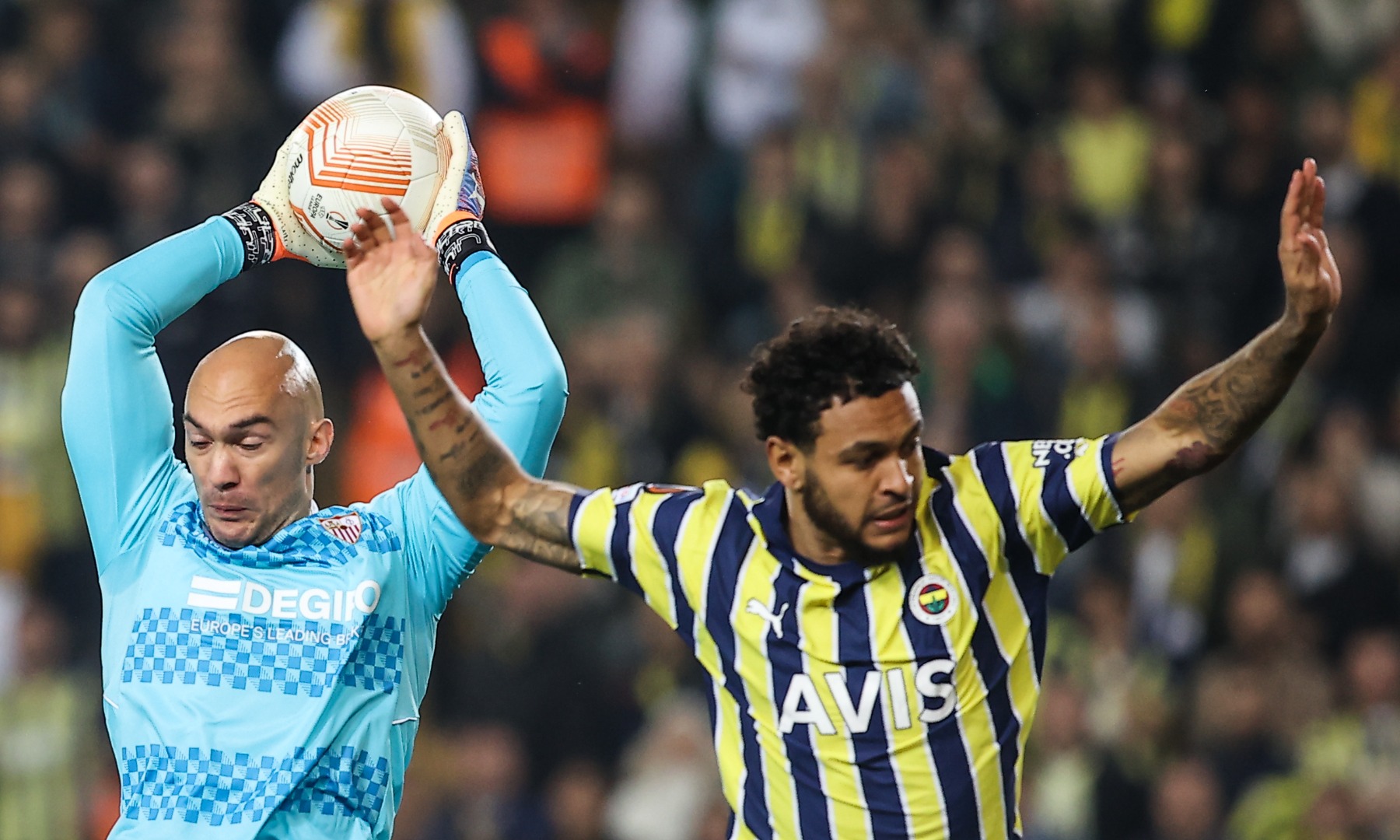 Fenerbahçe tribünlerinden Sevilla kalecisine yabancı madde atıldı