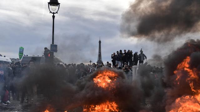 Fransa'da sokaklar karıştı: Emeklilik reformu protestolarında 120 gözaltı