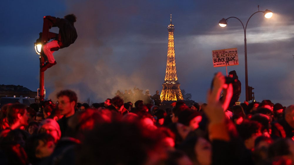 Fransa'da emeklilik reformu protestolarında 310 gözaltı
