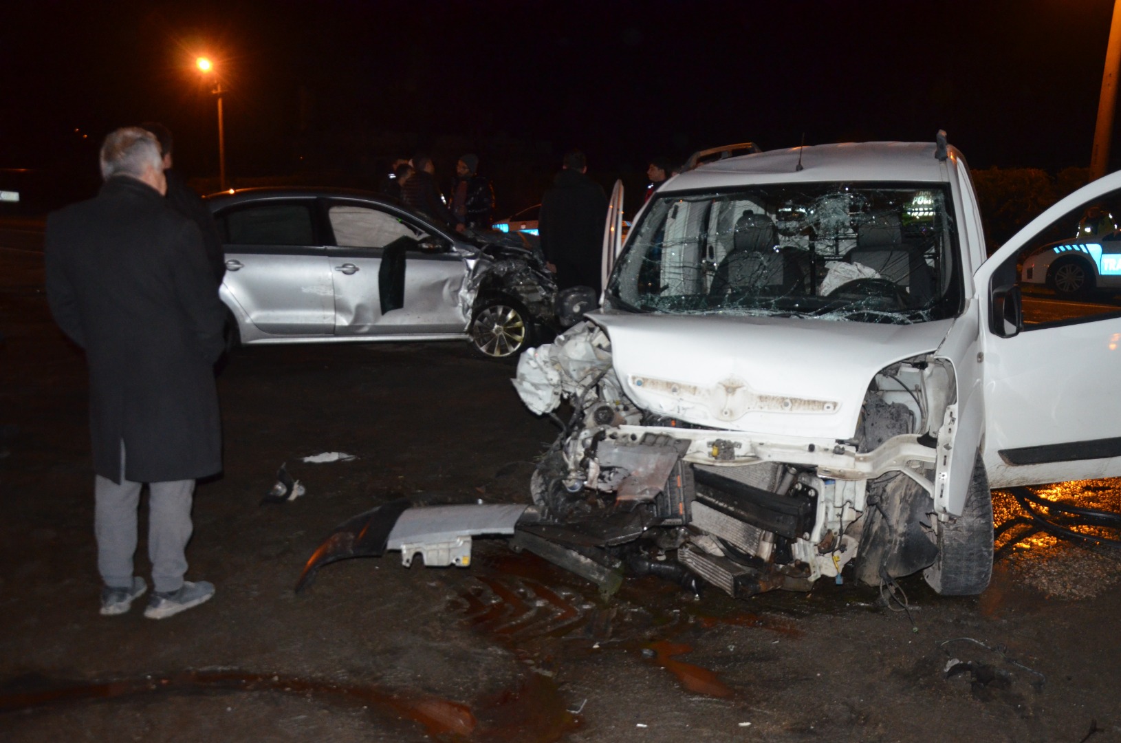Ticari araç ile otomobil çarpıştı: 5 yaralı