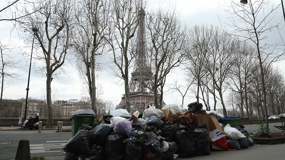 Paris'te çöpçülerin grevi nedeniyle sokaklarda 10 bin ton çöp yığıldı