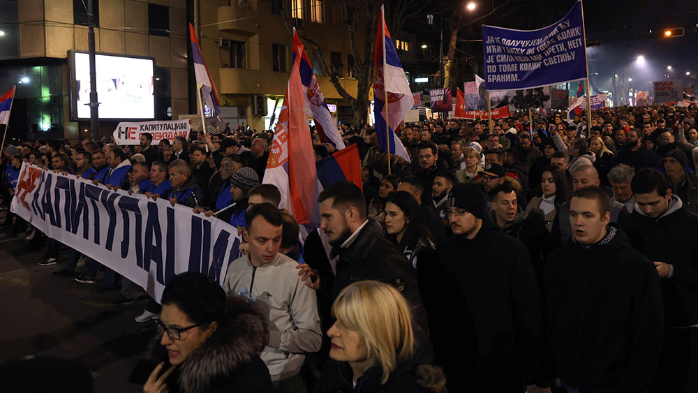 Sırplar Kosova ile normalleşme anlaşmasını protesto etti