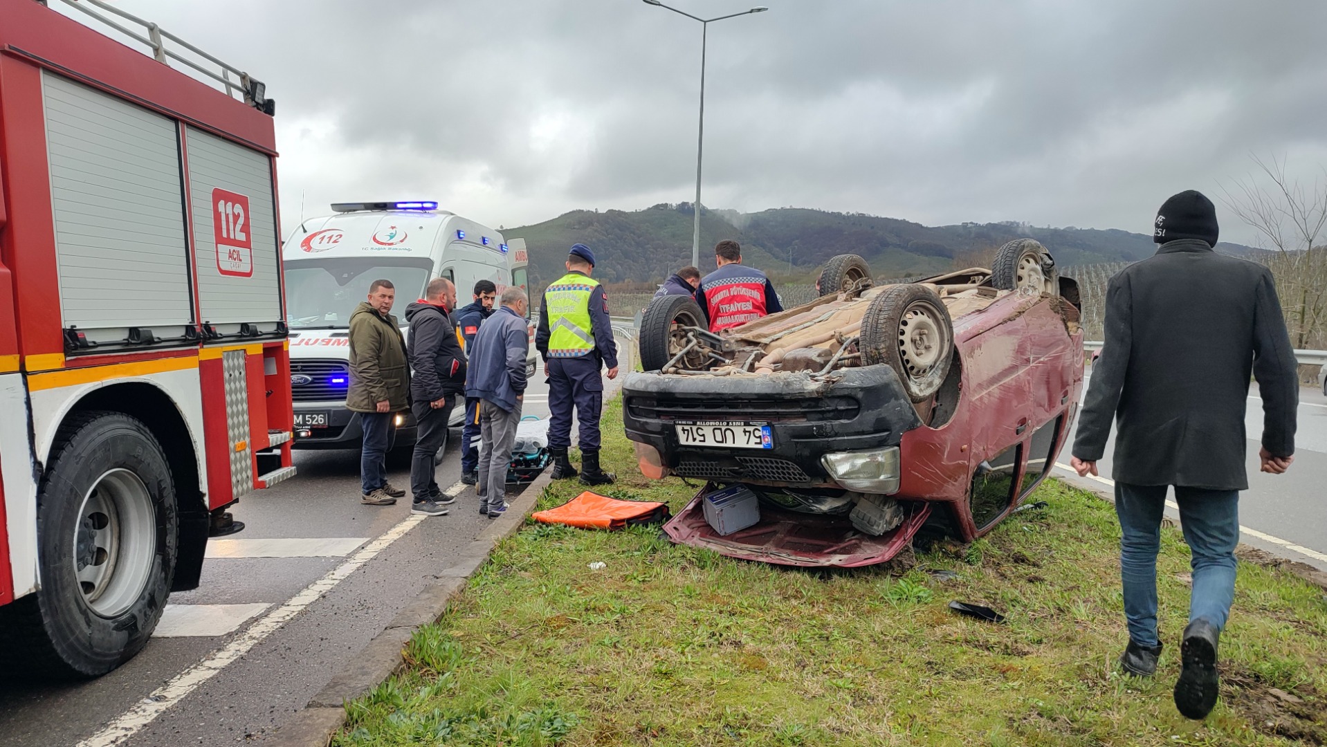 Sakarya’da kaza: Kadın sürücüsü sıkıştı