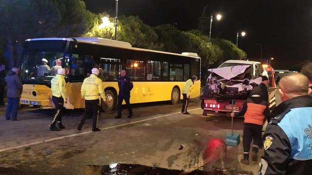 İETT otobüsüyle otomobil çarpıştı: 1 ölü, 2 yaralı