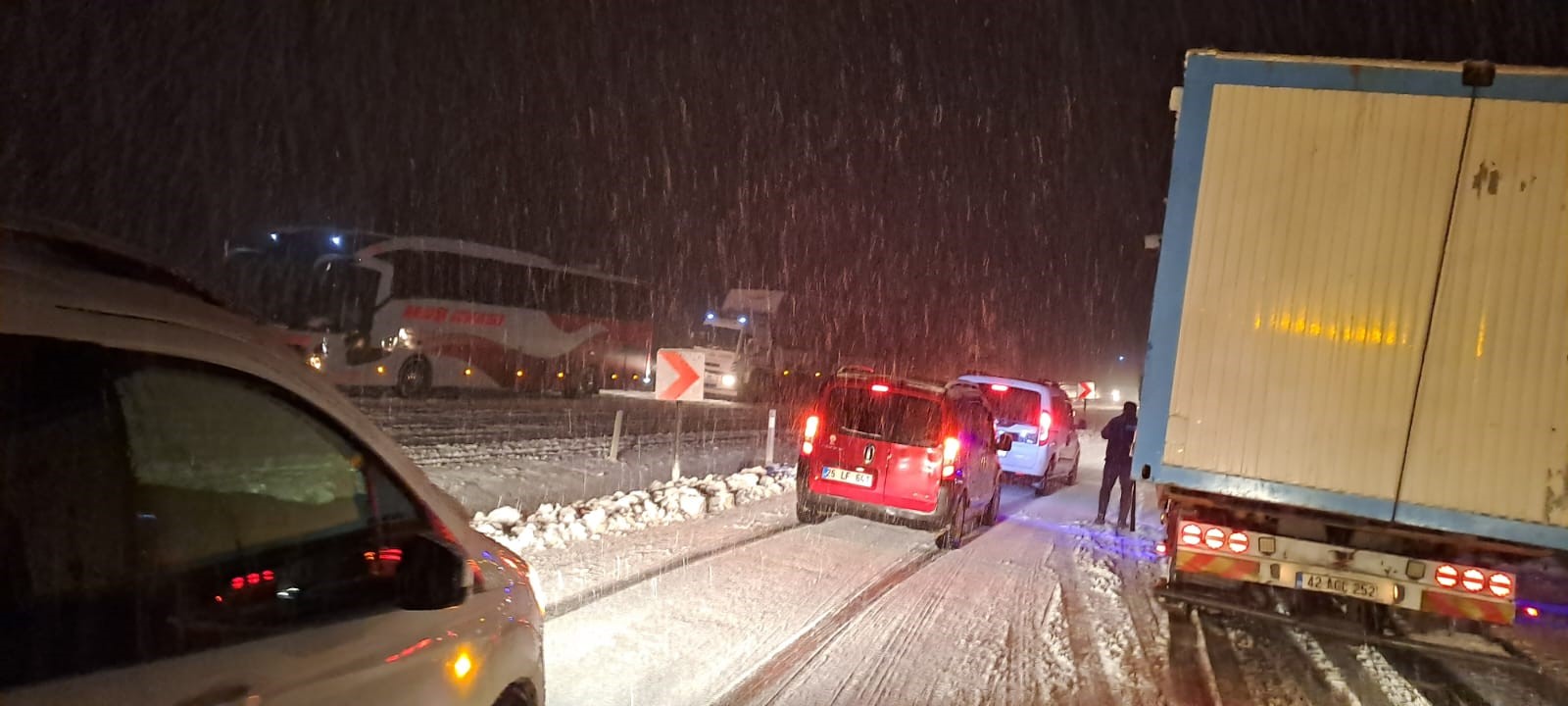 Malatya-Kayseri yolunda yoğun kar: Birçok araç mahsur kaldı