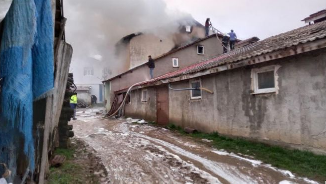 İki katlı evin çatısı alev alev yandı