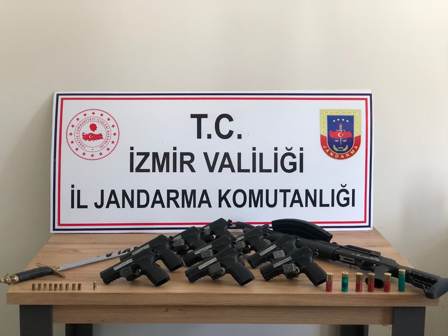 İzmir'de silah kaçakçılığı operasyonu: 3 gözaltı