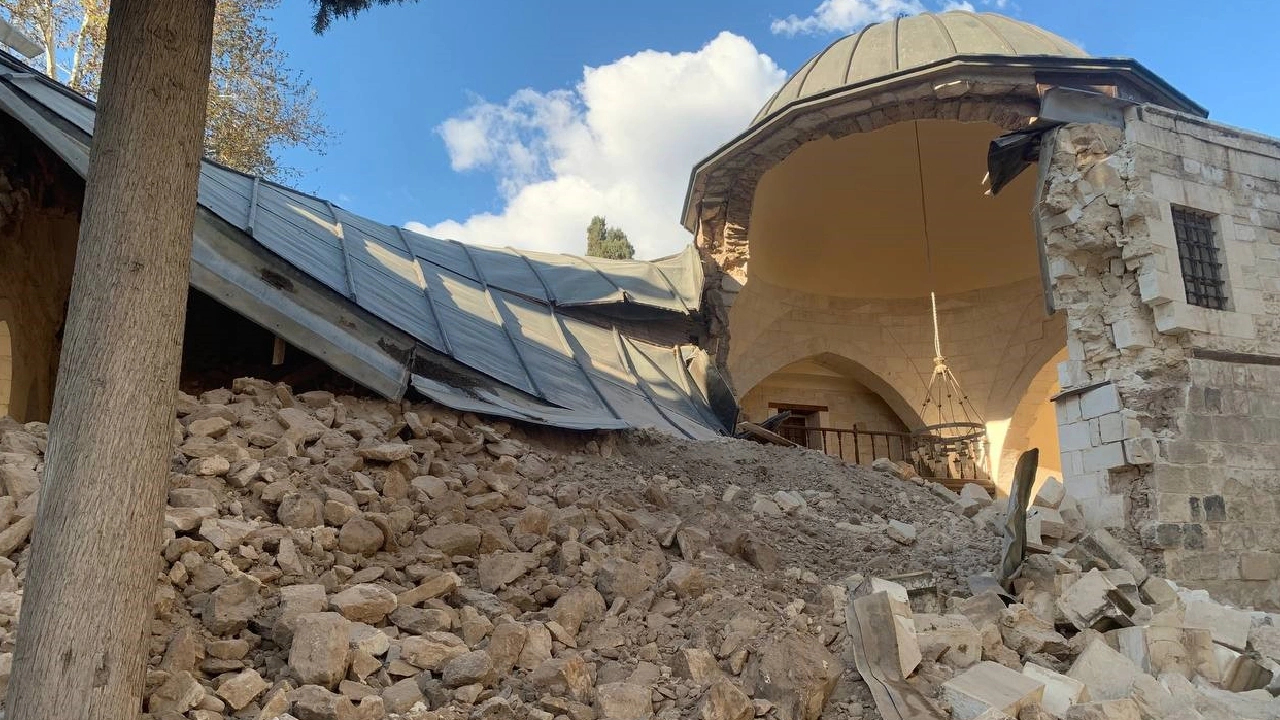Kilis'te ağır hasarlı tarihi caminin duvarı çöktü!