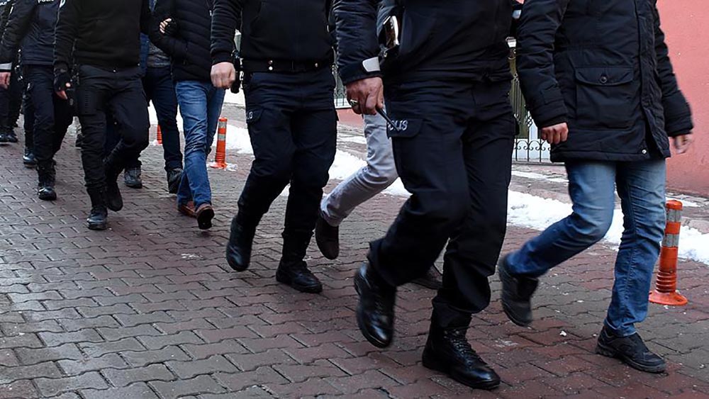 İzmir'de HDP'ye operasyon: MYK Üyesi dahil 7 kişi gözaltında