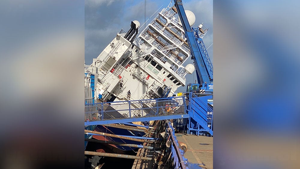 İskoçya’da tersanedeki gemi yan yattı: 25 yaralı