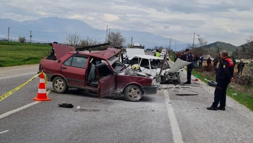 İzmir'de iki otomobilin çarpışması sonucu 2 kişi öldü