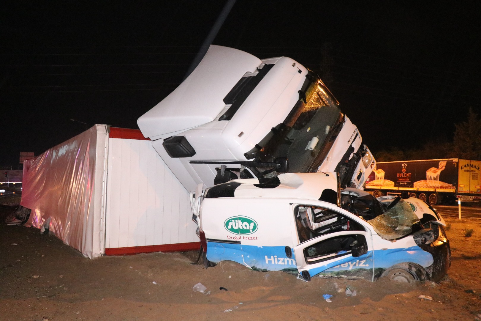 Tır ile ticari araç çarpıştı: Sürücüler ağır yaralandı