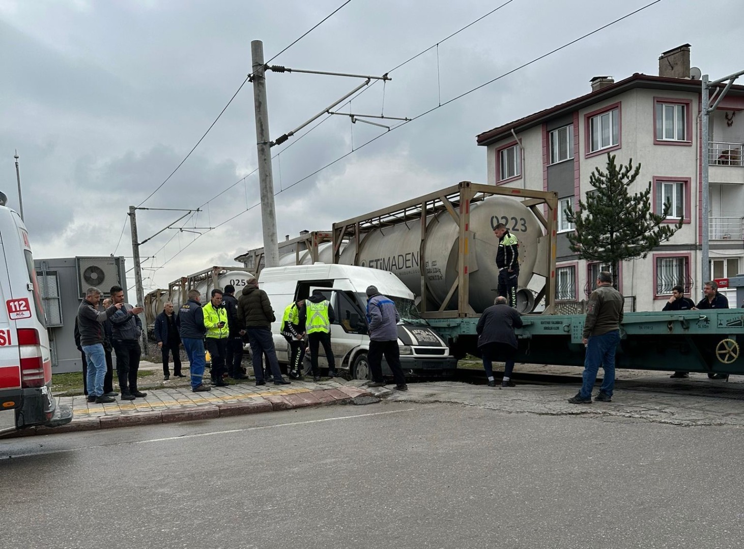 Kütahya'da yük treni minibüse çarptı: 1 yaralı