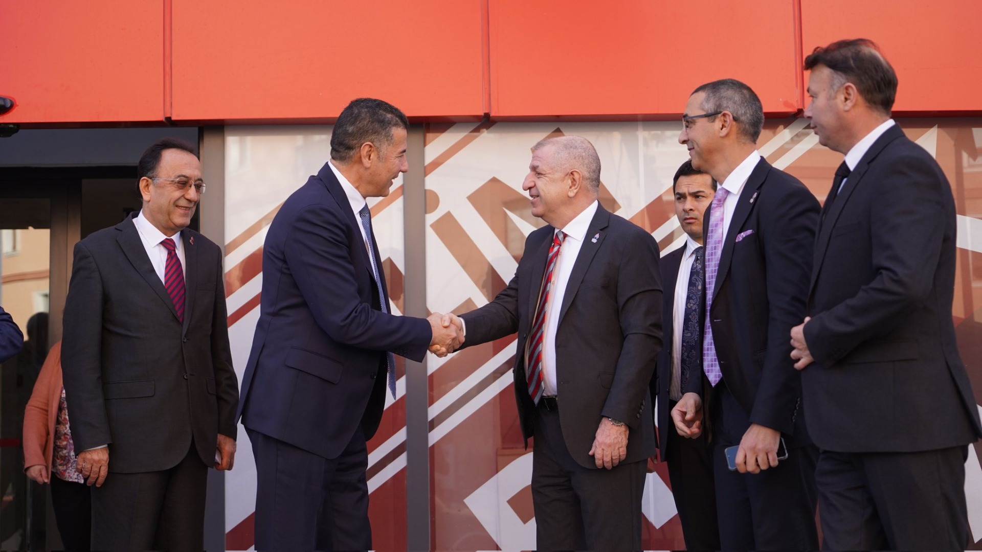 Ümit Özdağ, cumhurbaşkanı adayları Sinan Oğan'ın imza sürecine ilişkin açıklama yaptı