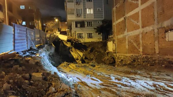 Bayrampaşa'da inşaatın istinat duvarı çöktü. Bir bina boşaltıldı