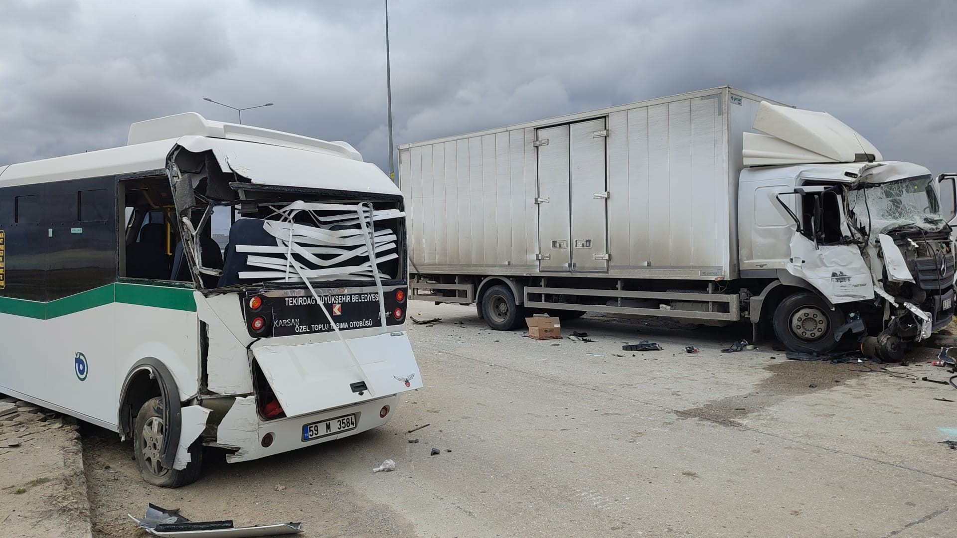 Tekirdağ’da kamyon ile yolcu minibüsü çarpıştı: 3 yaralı