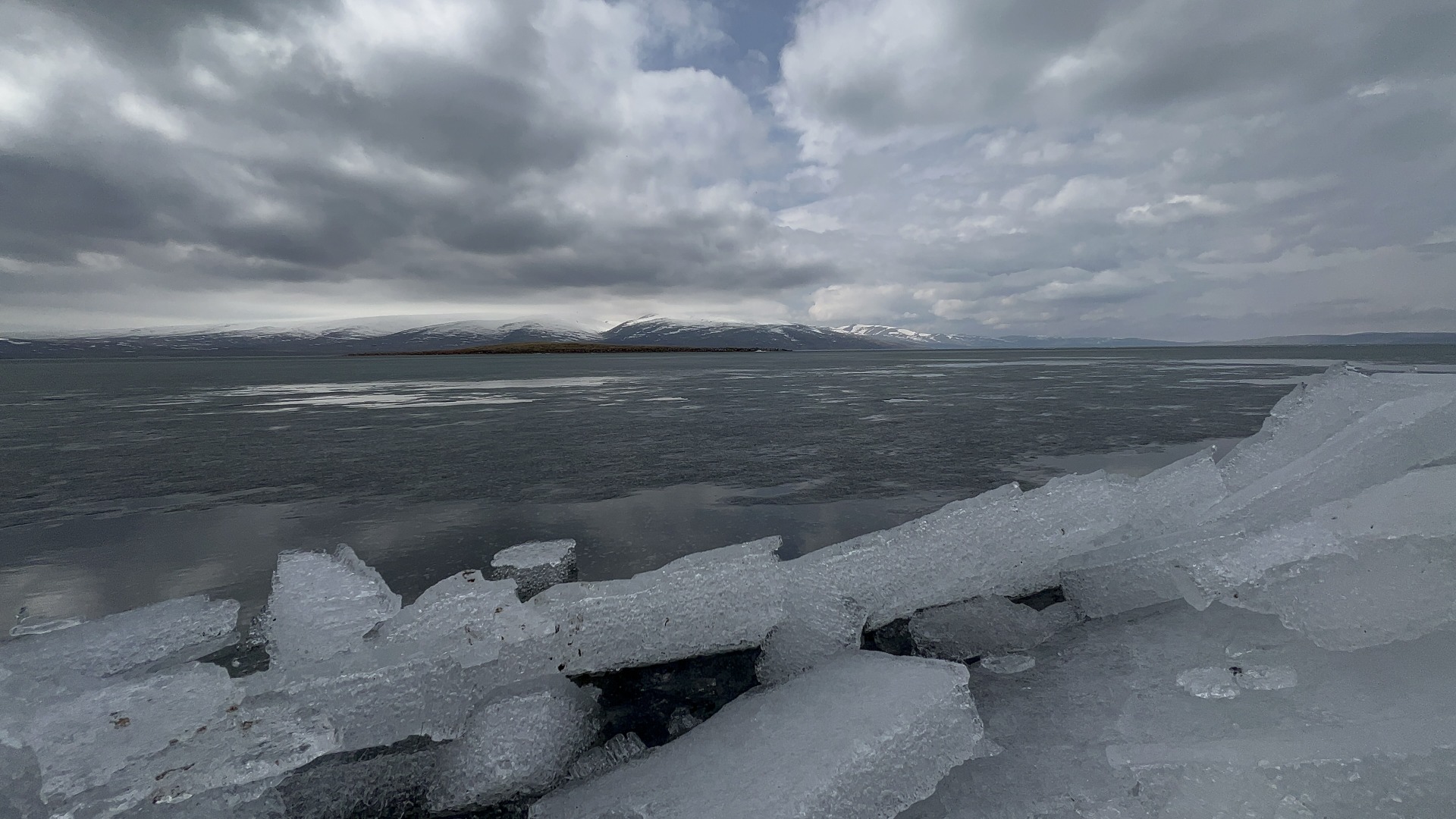 Çıldır Gölü'de buz tabakası erimeye başladı
