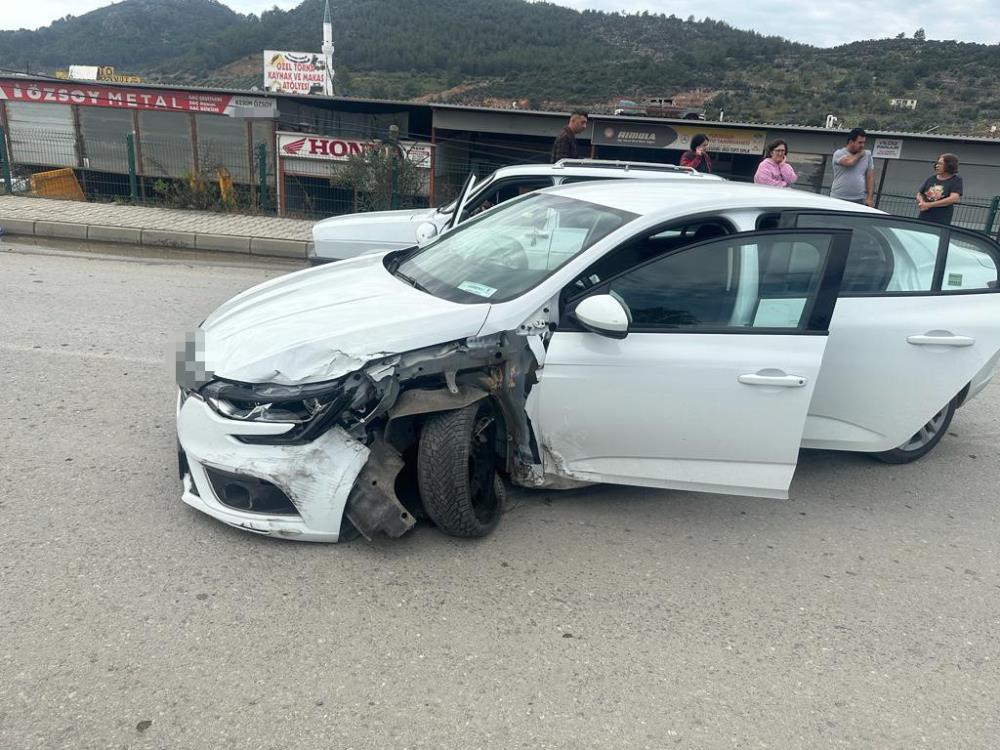 İki otomobil çarpıştı: Sürücüler yaralandı