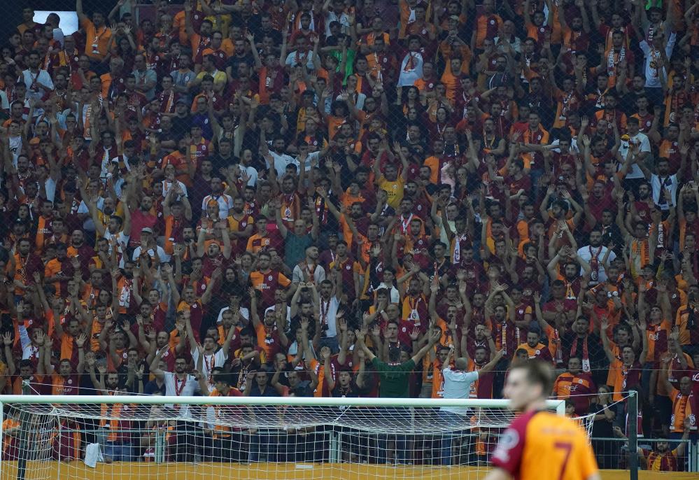 Galatasaray evinde oynadığı maçlardaki taraftar sayısını açıkladı