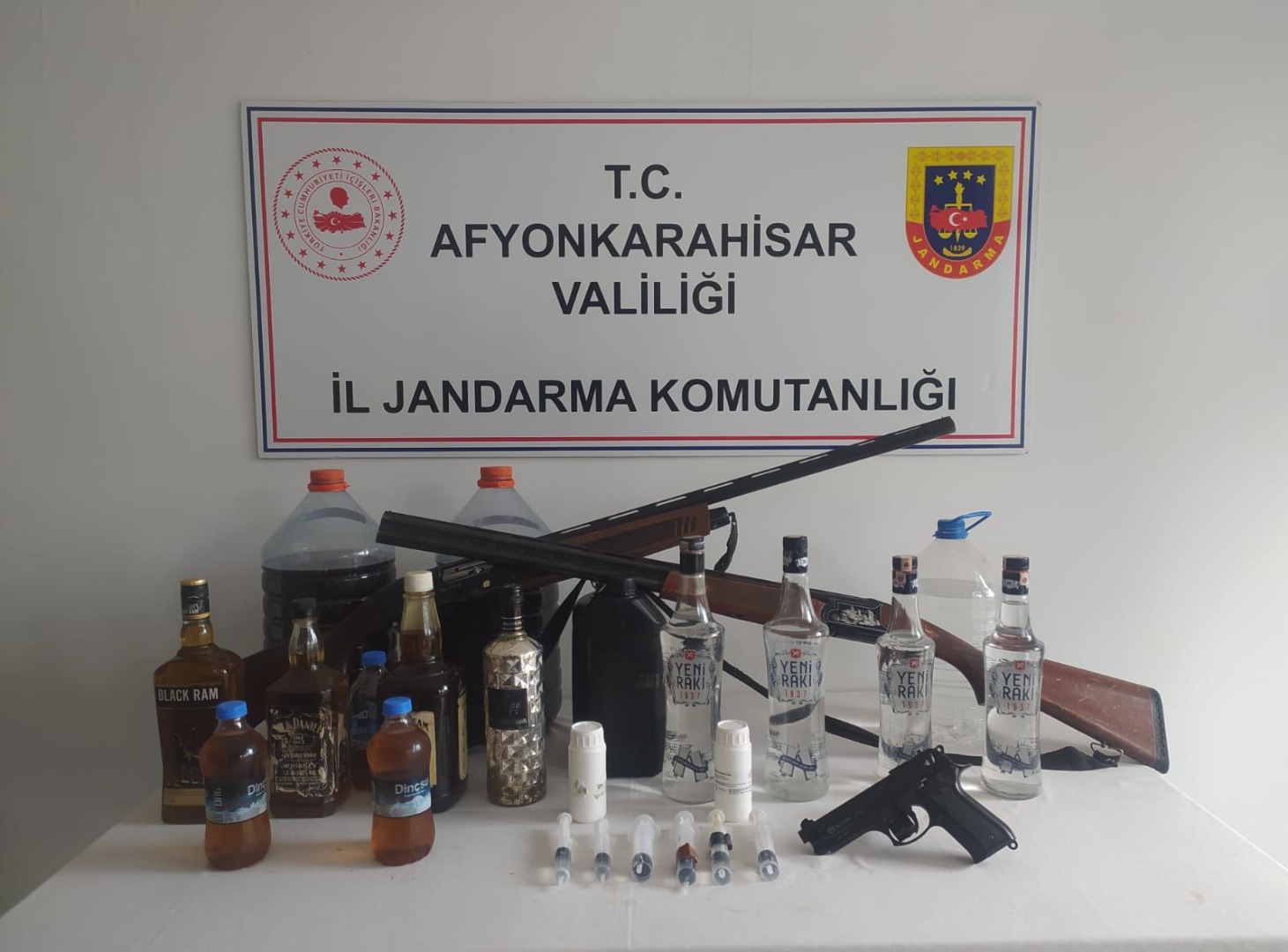 Afyonkarahisar'da kaçak alkol operasyonu: 4 kişi yakalandı