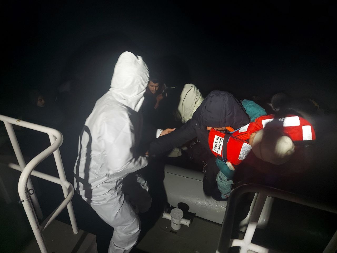 Ayvalık açıklarında 18 kaçak göçmen yakalandı