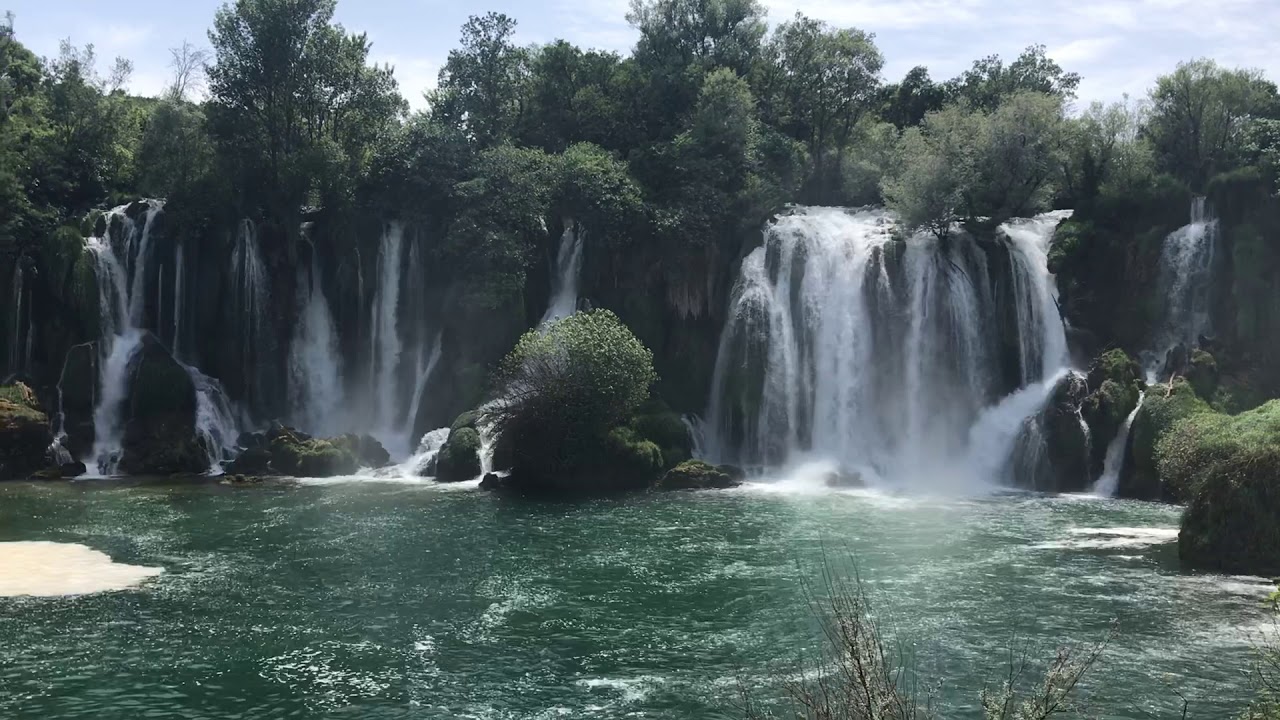 Bosna Hersek'te doğal güzelliğiyle turistleri hayran bırakan şelale