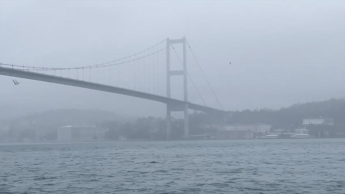 İstanbul Boğazı'nda sis etkili oldu