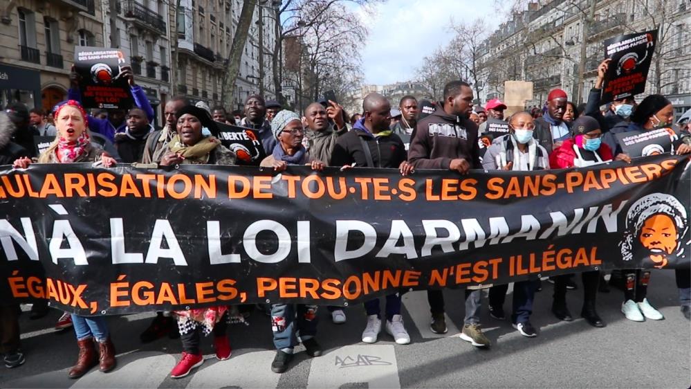 Fransız göstericiler ''Darmanin Yasası''na karşı sokağa döküldü!