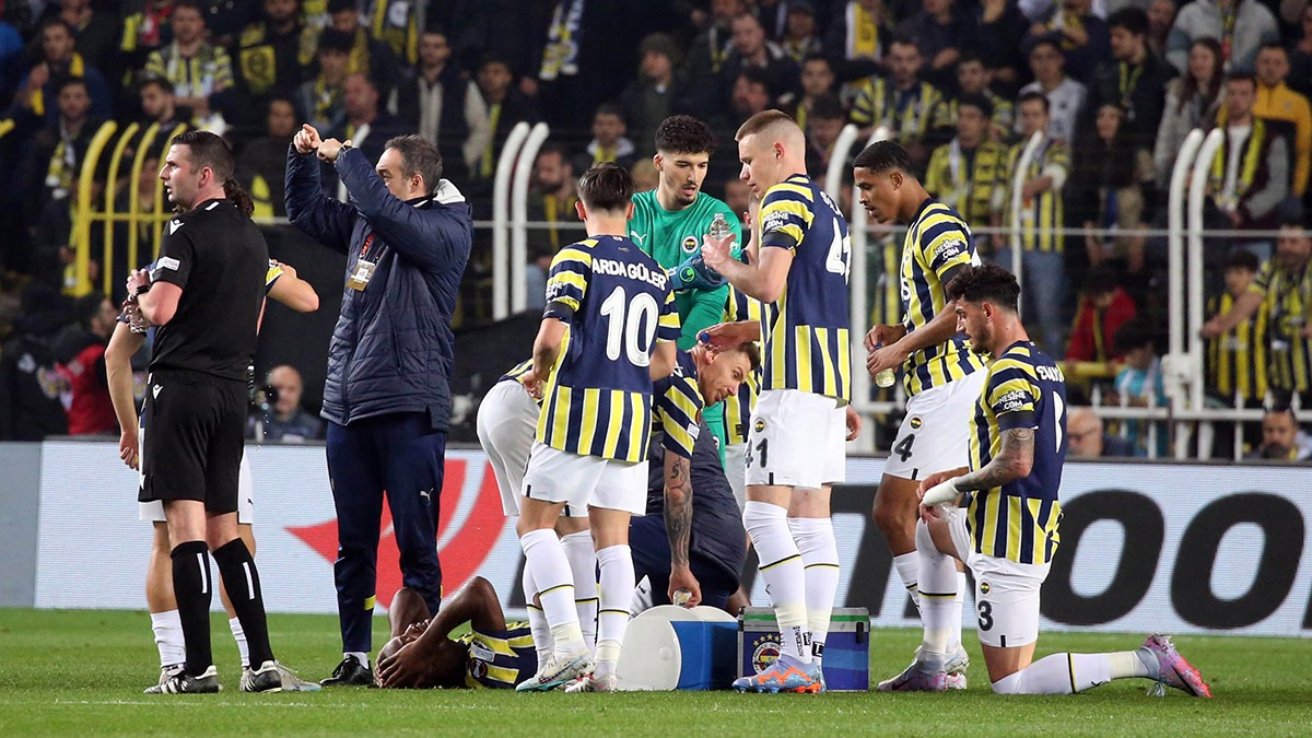 Fenerbahçe'ye saha kapatma cezası. Soruşturma da başlatıldı